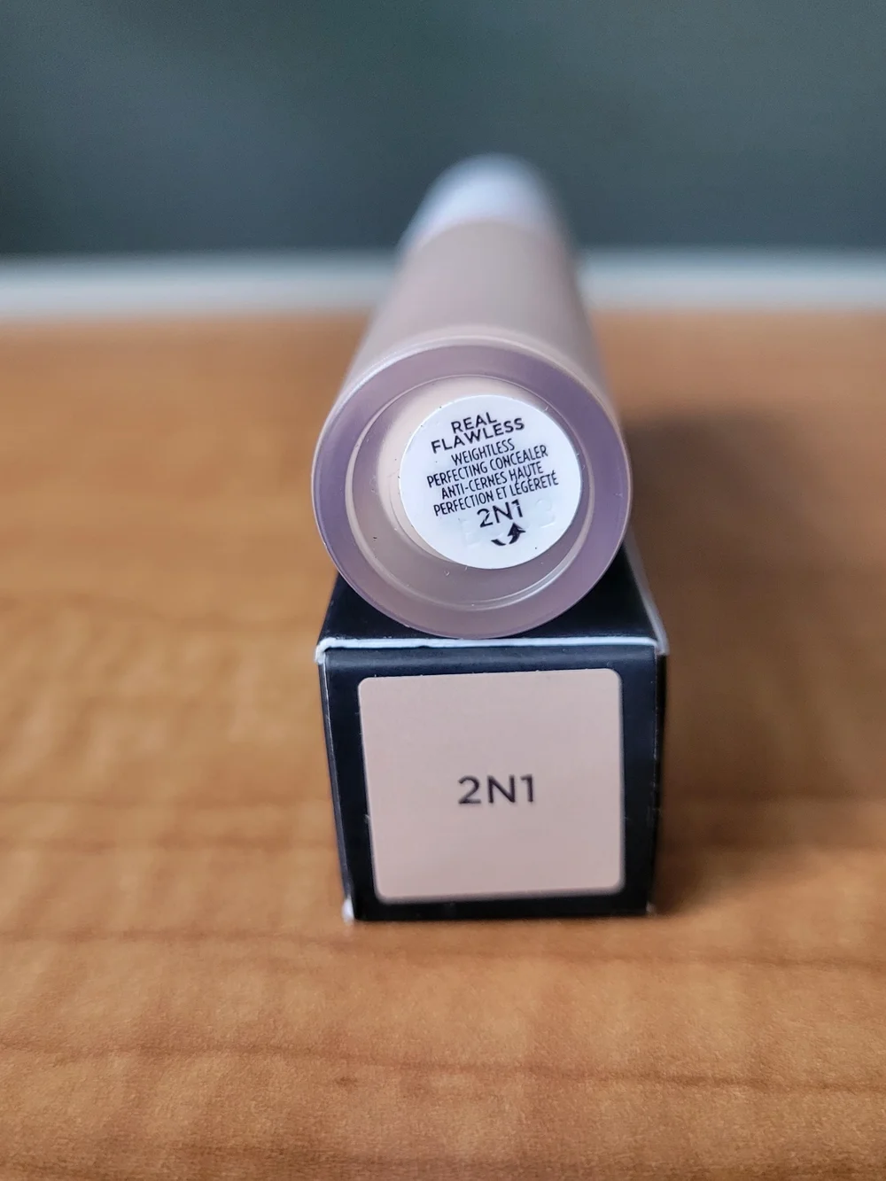laura mercier Real Flawless Weight Perfecting Concealer Shade 2N1 Light Beige